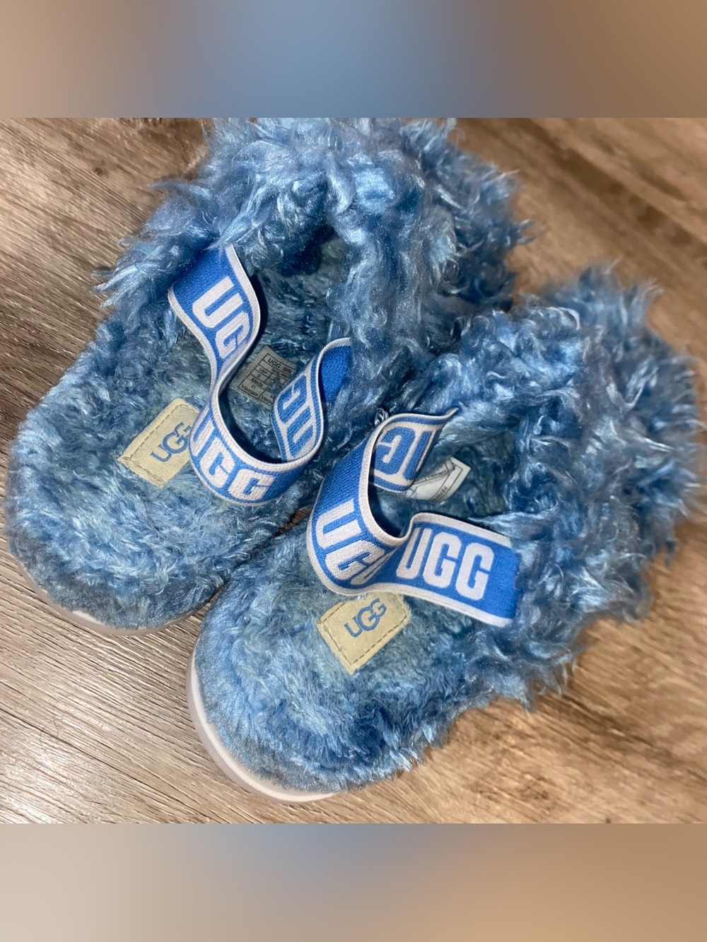 UGG BLUE FLUFF SUGAR
FAUX FUR SLIPPER SANDALS